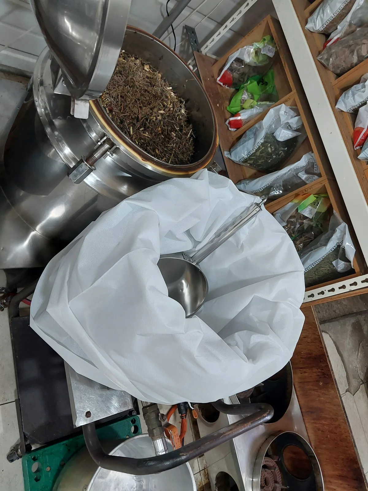 직접 고른 흑염소와 약재